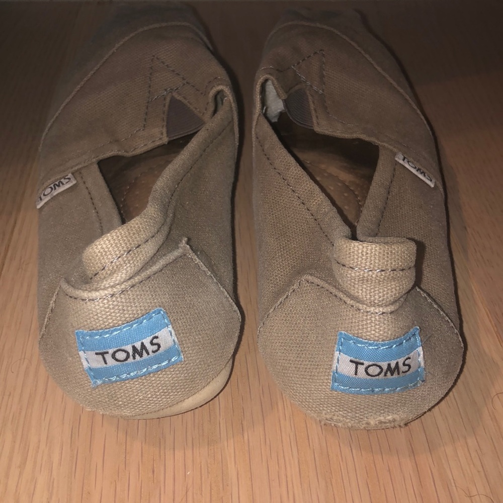 Toms - Picture 2 of 2
